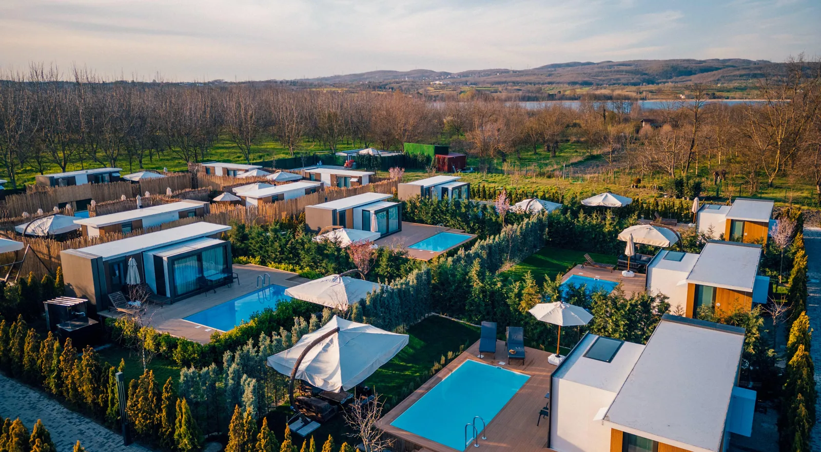Viola Resort Sapanca tiny house tesisinin gündüz havadan görünümü — havuzlar, bahçeler ve Sapanca Gölü